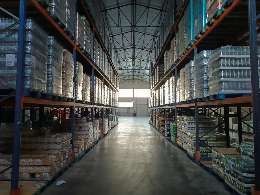 Armazém logístico com mercadorias preparadas para distribuição