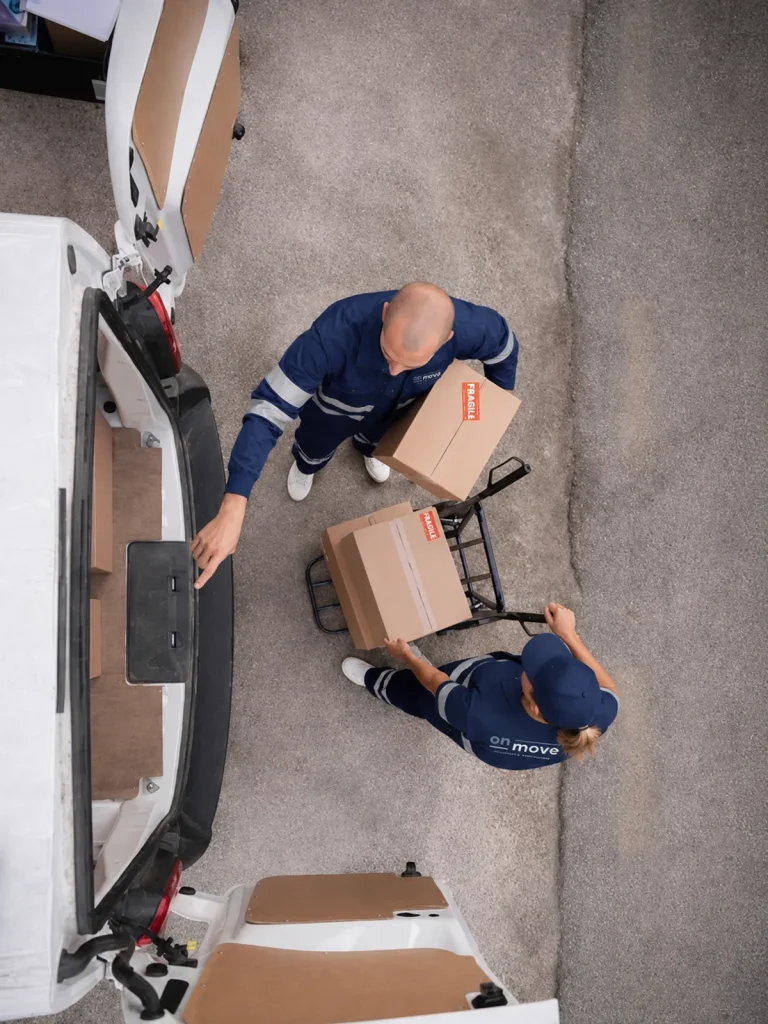 Equipa a preparar encomendas para transporte e distribuição